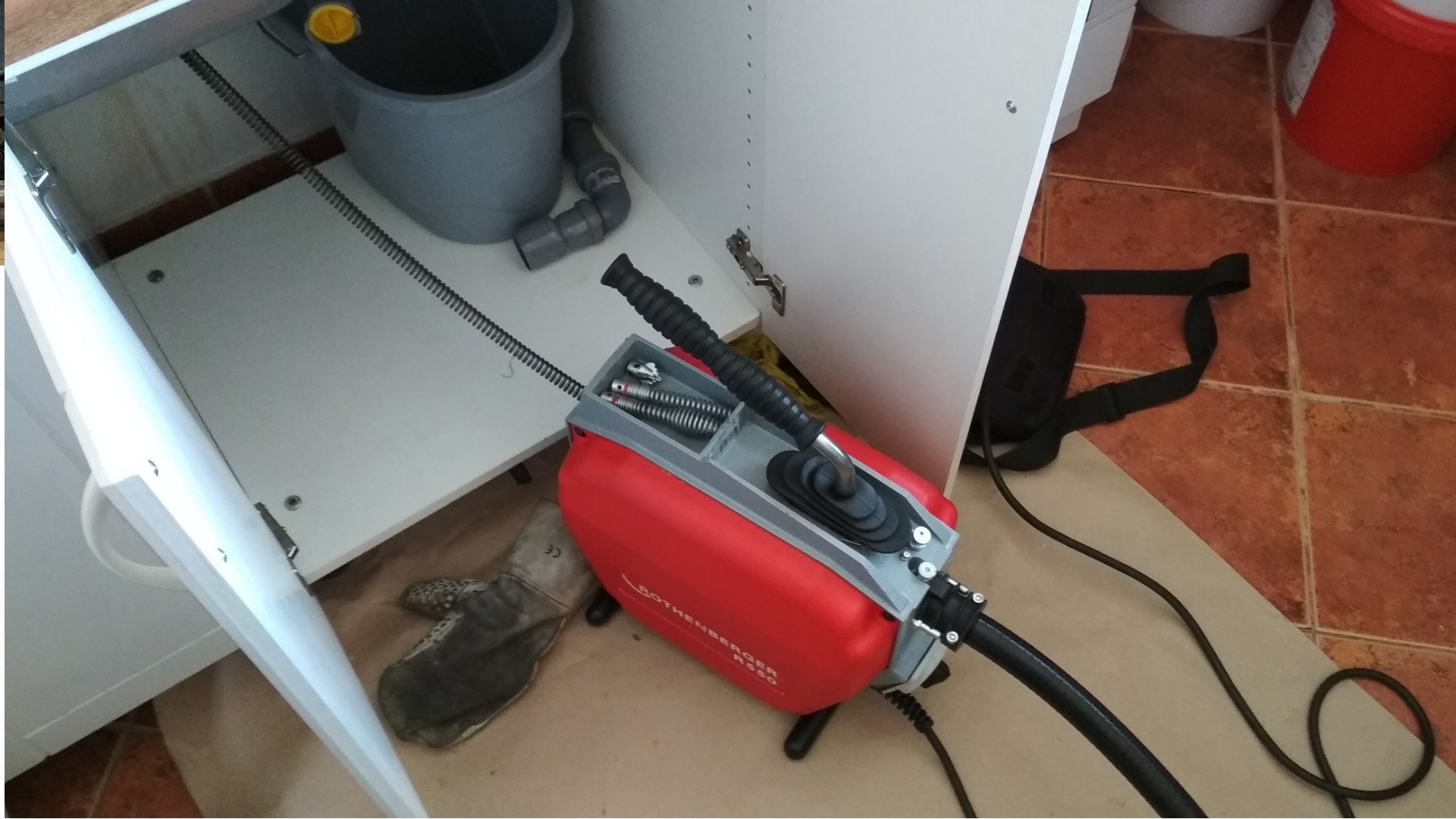 Su Kaçağı Saklambaç Oynamasın